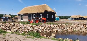 Wijchen. (Aanleg gazon bij vakantiepark door Grastotaal.nl)