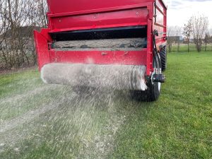 Bezandingswagen van Grastotaal in actie