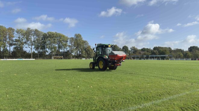 Bemesten sportvelden - Grastotaal.nl