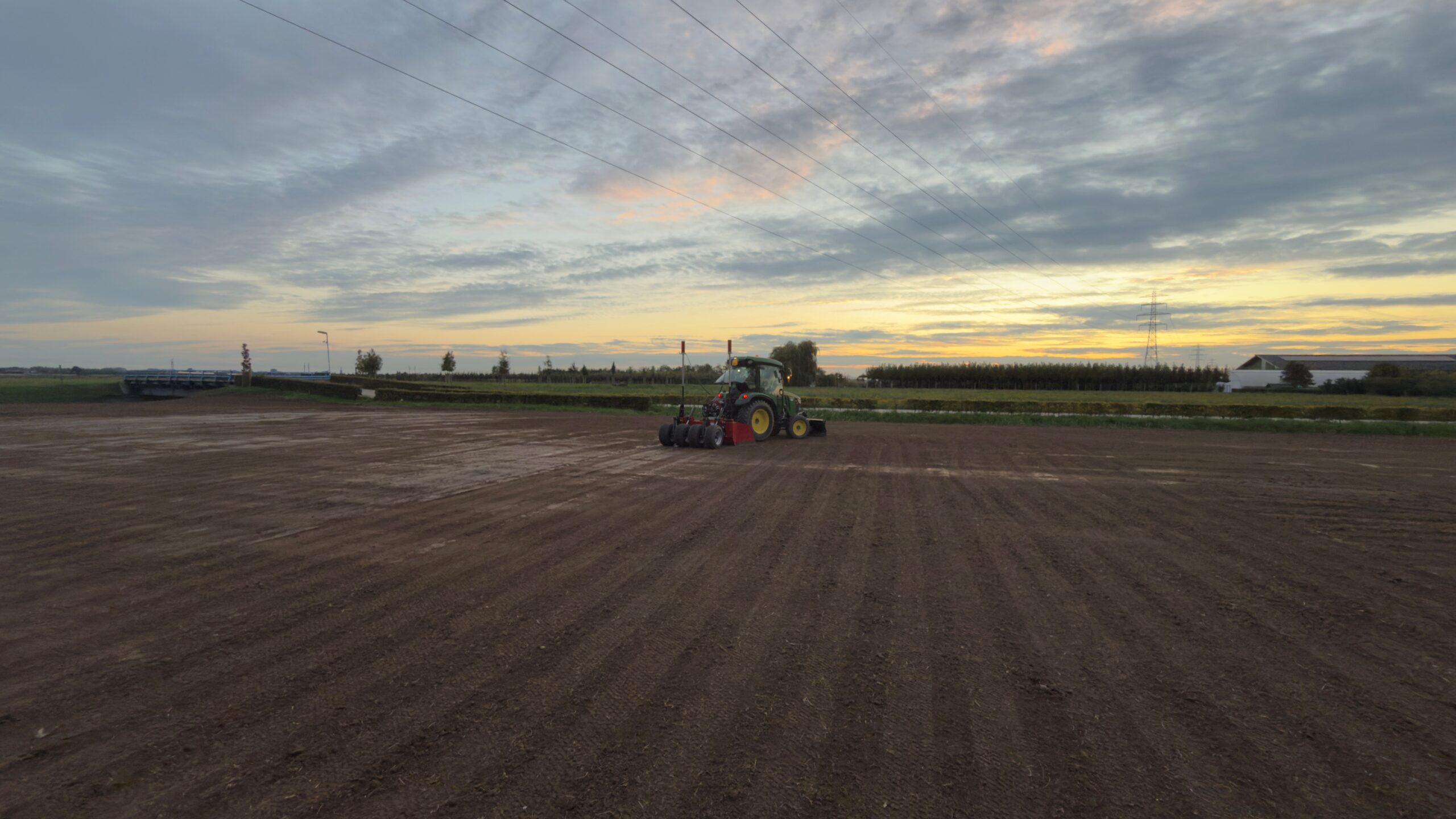 Laser gestuurd egaliseren - Grastotaal.nl Laser gestuurd egaliseren - Grastotaal.nl